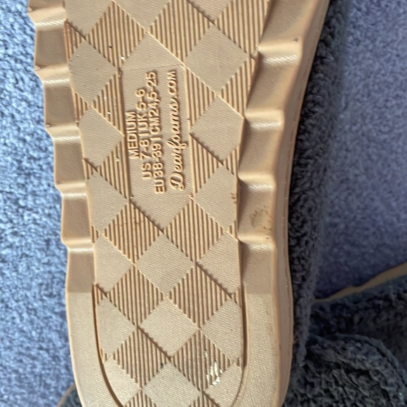 Dearfoams medium 7-8 women’s grey slipper - Picture 3 of 3